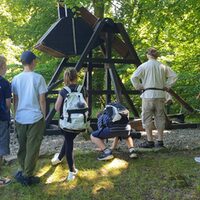 Die Kinder entdecken die Wurfmaschine auf Burg Lichtenberg.