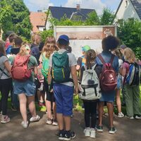 Die Kinder entdeckten den Greifpark in Salzgitter-Bad.