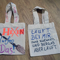 Die Kinder beschriften die kleinen Beutel individuell.