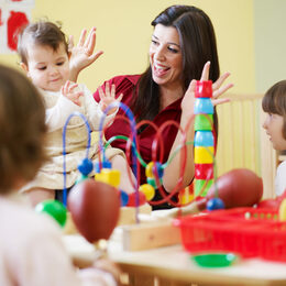 Erwachsene spielt mit Kindern