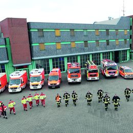 Hof der Wache 1 mit Fahrzeugen und Feuerwehrleuten