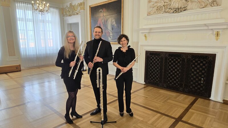 In dem Konzert im Fürstensaal Schloss Salder lauschte ein sehr interessiertes Publikum dem fantasievollen und lebendigen Vortrag von Grit Dietrich (rechts), die mit dem Animato Flötett (Justyna Siwy und Gerald Pursche) und ein silbrig- fein klingendes buntes Programm zu Gehör brachte und dem Publikum mit herzerfrischendem Humor und lebendiger Musik einen gelungenen Samstagvormittag bescherte.