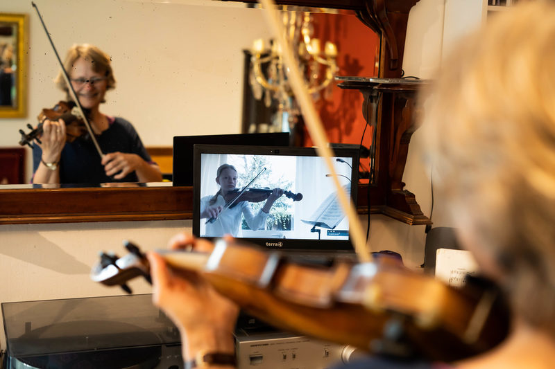 Bild von Sabine Petter, Leiterin der Musikschule, unterrichtet Hannah Wittenberg.