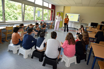 Referentinnen Stefanie Segatz und Anne Jaspersen in einer Schulklasse der Grundschule am See 2022.