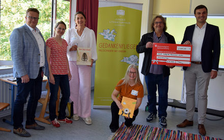 Für die Stadt Salzgitter nahm Fachdienstleiter Hartmut Schölch den Förderscheck der Landessparkassenstiftung aus den Händen von Franco Canosa (Regionalbeirat der Braunschweigischen Landessparkassenstiftung und Leiter Bereich Firmenkunden) und Rainer Gauler (Leiter der Hauptfiliale Lebenstedt) im Beisein von Dr. Aneka Viering vom städtischen Literaturbüro und den beiden Referentinnen Stefanie Segatz und Anne Jaspersen entgegen.