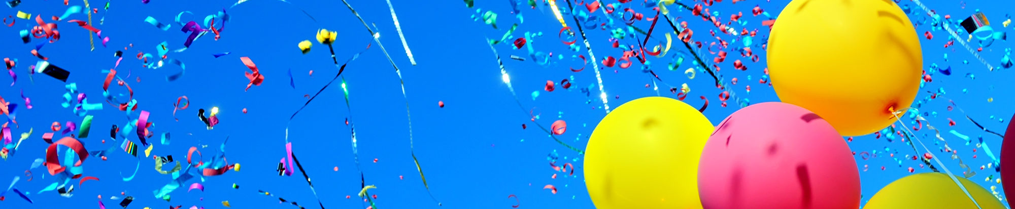 Luftballons vor einem blauen Himmel