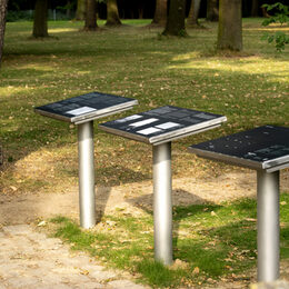 Die Pulte informieren über den Gedenkort Westerholz.