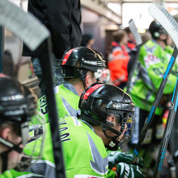 Die Salzgitter-Icefighters auf der Reservebank in der Eissporthalle in Lebenstedt