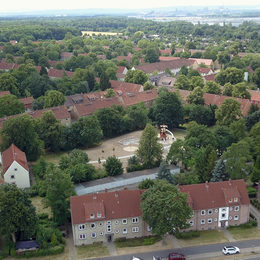 Der Spielplatz liegt im Wohngebiet.