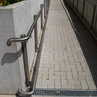 Eine breite Treppe und eine Rampe führen hinauf auf den oberen Platz und zum neuen Durchgang zum Klosterweg.