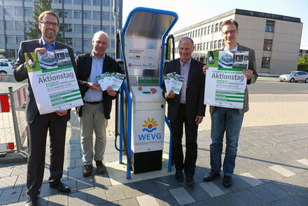 Michael Tacke, Stadtrat für Bauen, Stadtplanung, Verkehr und Umwelt; Harald Toppe, Referent für baufach- und umwelttechnische Grundsatzfragestellungen, Michael Buntfusz, Fachgebietsleiter Umwelt im Fachdienst Stadtplanung, Umwelt, Bauordnung und Denkmalschutz und Jan Holzenbecher, Klimaschutzmanager der Stadt Salzgitter, freuen sich auf viele Besucher. (Foto: Stadt Salzgitter)