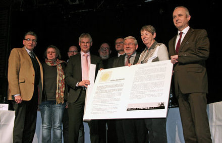 Bundesumweltministerin Dr. Barbara Hendricks nahm den "Appell der Region" entgegen von (von links):Thomas Pink, Bürgermeister der Stadt Wolfenbüttel, Ursula Schönberger, Vorstandsmitglied der Arbeitsgemeinschaft Schacht Konrad, Ulrich Löhr, Vorsitzender vom Landvolk Braunschweig, Frank Klingebiel, Oberbürgermeister der Stadt Salzgitter, Wolfgang Räschke, 1. Bevollmächtigter der IG Metall Salzgitter-Peine, Ulrich Markurth, Oberbürgermeister der Stadt Braunschweig, Hans-Hermann Baas, Bürgermeister der Gemeinde Lengede und Thomas Brych (rechts), Landrat des Landkreises Goslar. (Foto: Stadt Salzgitter)