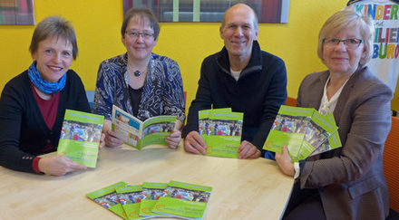 Das Redaktionsteam des Familienwegweisers: Die beiden Bündnissprecher Maritta Jäschke-Bortfeldt und Reinhold Jenders, Petra Stürmer (Bündnismitglied für die Wohnbau) und die Kinder- und Familienbeauftragte der Stadt Salzgitter, Sylvia Fiedler (v. r. n. l.)