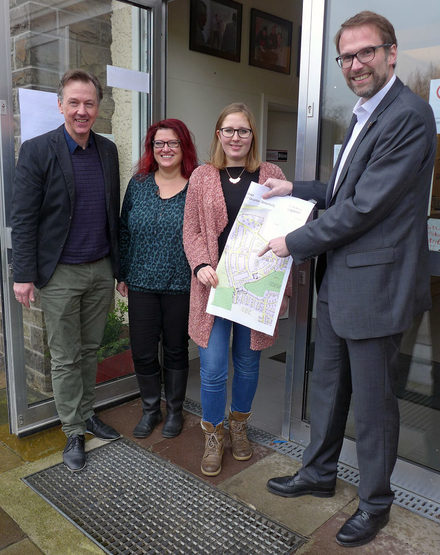 Freuen sich auf die Gespräche mit den Bürgerinnen und Bürgern (von links): Dr. Holger Pump-Uhlmann (Quartiersmanagement), Susanne Goronzi, Referatsleiterin Stadtumbau und Soziale Stadt, Maxie Marie Simgen (Hauptansprechpartnerin im Quartiersmanagement) und Stadtrat Michael Tacke. (Foto: Stadt Salzgitter)