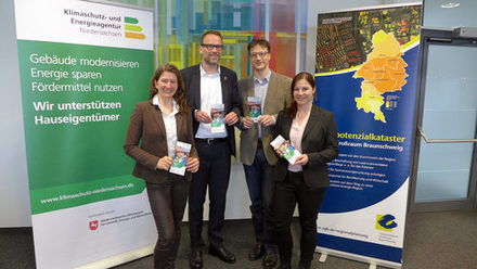 Stellten den Solar-Check in Salzgitter vor (von links): Linda Gades von der Regionalen Energieagentur, Michael Tacke, Stadtrat für Bauen, Stadtplanung, Stadtentwicklung und Umwelt, Jan Holzenbecher, Klimaschutzmanager der Stadt Salzgitter und Andrea Wachtendorf von der Klimaschutz- und Energieagentur Niedersachsen. (Foto: Stadt Salzgitter)