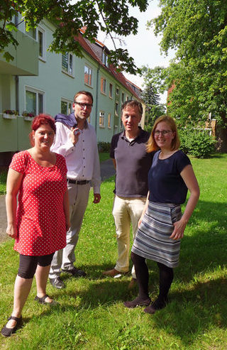 Freuen sich über die Fortschritte in Steterburg (von links): Susanne Goronzi, Referatsleiterin Stadtumbau und Soziale Stadt; Michael Tacke, Stadtrat für Bauen, Stadtplanung, Stadtentwicklung und Umwelt; Dr. Holger Pump-Uhlmann und Maxie Simgen vom Quartiersmanagement. (Foto: Stadt Salzgitter)