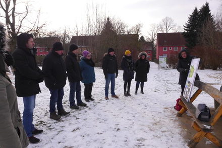 Die Landschaftsarchitektin Johanna Sievers (rechts) informierte über die Umgestaltung des Spielplatzes. (Foto: Stadt Salzgitter)