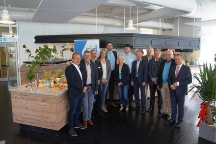 Von links nach rechts: Walter Strauss (Geschäftsführer der Bäder Sport und Freizeit GmbH), Ulrich Leidecker (Aufsichtsratsvorsitzender der BSF), Jan Stautmeister (CJD Salzgitter Hallendorfer Werkstätten), Birgit Stieghan, Kirk Chamberlain Gesamtleiter CJD Salzgitter, Braunschweig, Wolfsburg), Gabiele Boykies (Leiterin Thermalsolbad Salzgitter-Bad), Oliver Futterer, Oberbürgermeister Frank Klingebiel, Dirk Kontny, Rolf Stratmann, Steffen Krollmann