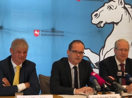 Von links: Oberbürgermeister Frank Klingebiel, Minister Tonne, OB Schostok