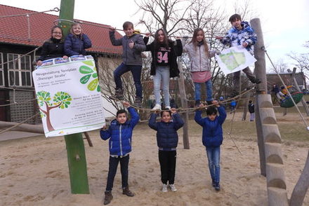 Die Kinder freuen sich auf ihren neuen Spielplatz.