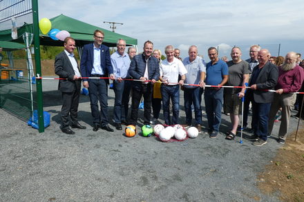 Oberbürgermeister Frank Klingebiel hat für die Einweihung des Bolzplatzes Fußbälle mitgebracht, worüber sich auch die Erwachsenen freuen, die sich für den Bau eingesetzt haben. (Foto: Stadt Salzgitter)