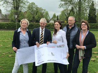 Foto (von links nach rechts): Ute Cramm, Oberbürgermeister Frank Klingebiel, Christine Bätjer, Pfarrer Jürgen Grote und Karin Schilling