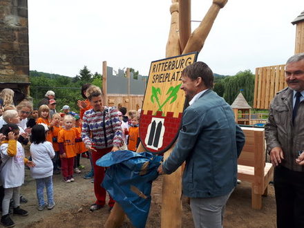 Bürgermeister Stefan Klein eröffnet den Rittburgspielplatz.