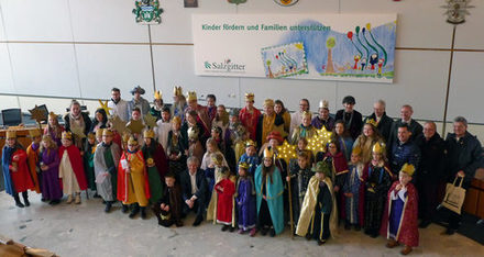 Oberbürgermeister Frank Klingebiel (hockend Mitte) empfing die Sternsingerinnen und Sternsinger im Rathaus.