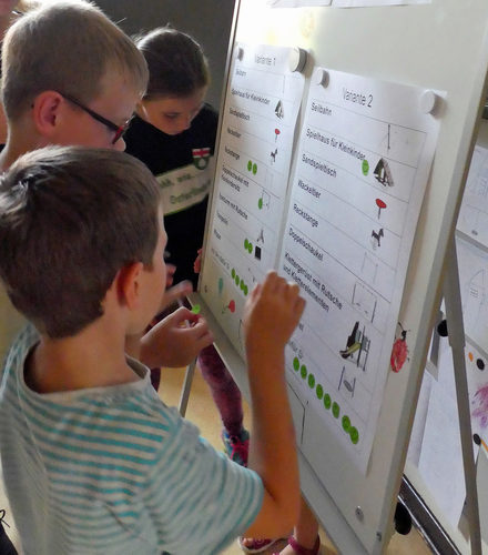 Die Kinder müssen sich zwischen zwei Varianten entscheiden.