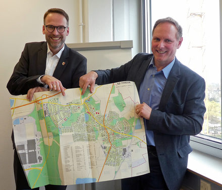 Stadtbaurat Michael Tacke (links) und Torsten Fleige-Lütgering, Fachdienstleiter Tiefbau und Verkehr der Stadt Salzgitter, stellen die Baumaßnahme Danziger Straße vor.