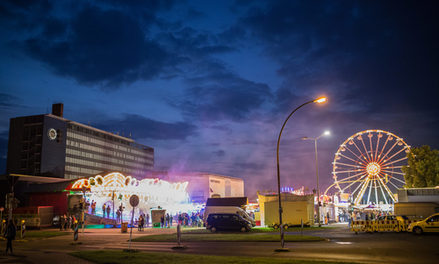 Fahrgeschäfte beim Cityfest 2014 vor dem Rathaus in Lebenstedt