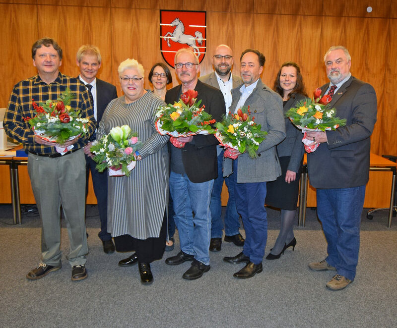 Bedanken sich bei den neuen Schiedspersonen (hinter Reihe von links): Oberbürgermeister Frank Klingebiel, Renate Löffler, stellvertretende Direktorin des Amtsgerichtes Salzgitter, Stadtrat Eric Neisek und Katja Stößel, Richterin am Amtsgericht Salzgitter und verantwortlich für die Schiedspersonen.