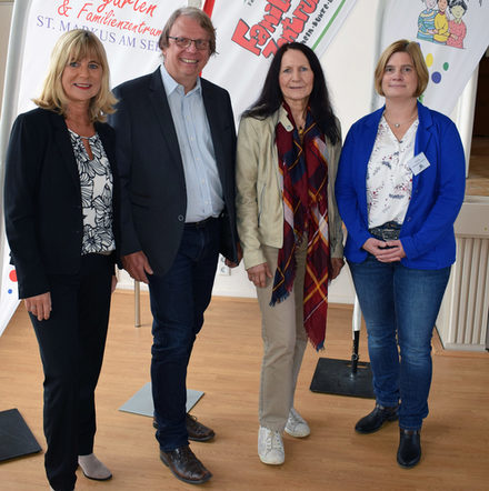 Von links: Isa Baumgarten (Heinz u. Heide Dürr Stiftung), Stadtrat Dr. Dirk Härdrich, Dr. Roswitha Krum (Leiterin Fachdienst Kinder, Jugend und Familie), Katja Kepp (Fachkraft für EEC Beratung und Familienzentren)