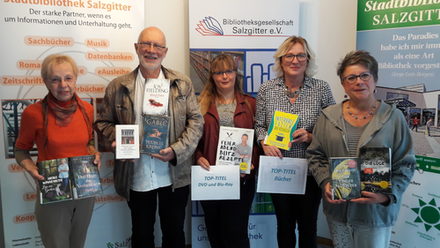 Von links: Karin Verstegen, Lothar Herms (beide Bibliotheksgesellschaft e.V.), Anja Lampe, Barbara Henning (beide Stadtbibliothek), Maria Gröschler (Bibliotheksgesellschaft e.V.)