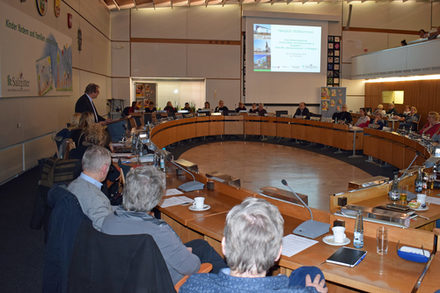 Sozialdezernent Dr. Dirk Härdrich (am Rednerpult) begrüßte die Teilnehmer/innen der Kick-Off-Veranstaltung.