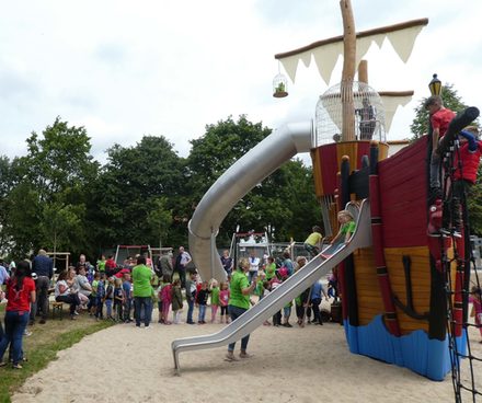 Das große Spielschiff ist bei den Kindern beliebt.