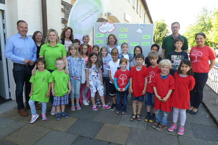 Die Mehrheit der Jury entschied sich für den Namen „Landratten-Spielplatz“. Das Foto zeigt Kinder aus dem Kindergarten Stiftsmäuse, dem Familienzentrum St. Bernward, die Klassensprecher der dritten und vierten Klasse der Grundschule sowie Sylvia Fiedler, Kinder- und Familienbeauftragte der Stadt Salzgitter, Diana Graf und Sabine Naats aus dem Quartiersmanagement, Ortsbürgermeister Christian Striese und die Betreuerinnen und Betreuer der Kitas und Grundschule.