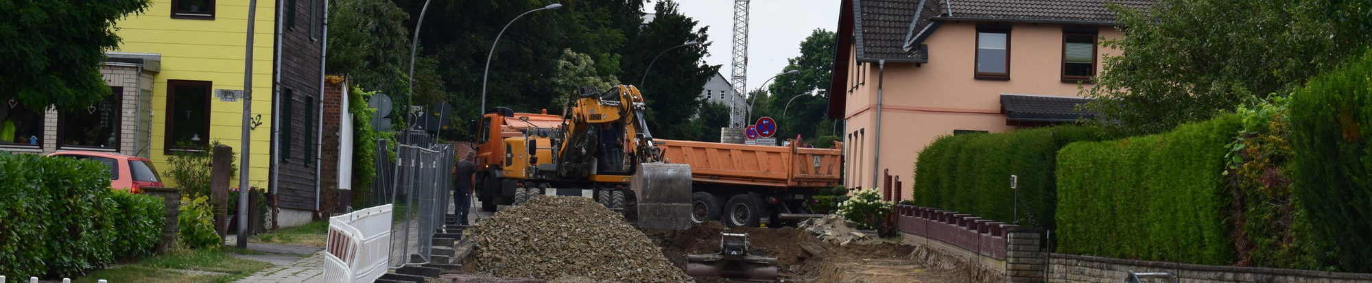 Bagger und Lastwagen auf der Baustelle Danziger Straße.