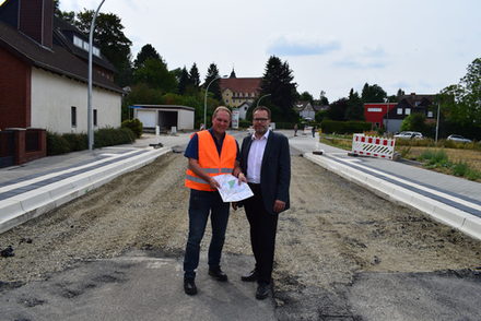 Fachdienstleiter Tiefbau Torsten Fleige-Lütgering (links) und der Chef der Baufirma NWD, Kai Knischewski.