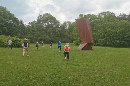 Barfuß durch den Park - ein Spaziergang zum Innehalten.