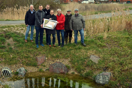 Foto (von links): Michael Buntfusz (Fachgebiet Umwelt), SZGE-Mitarbeiter Bjoern Lewandowsky, Baudezernent Michael Tacke, Gerard Jaschkowitz (SZGE), Oberbürgermeister Frank Klingebiel, Karl-Friedrich Klocke und Wilfried Schaper-Jesussek (Feldmarkinteressenschaft Lichtenberg).