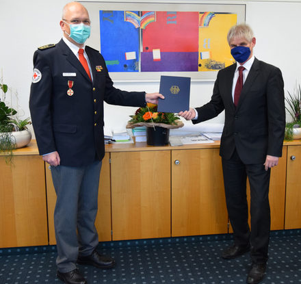 Oberbürgermeister Frank Klingebiel überreicht Olaf Kleint die Verdienstmedaille