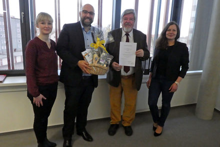 Katja Stößel, Richterin am Amtsgericht Salzgitter (rechts), und Stadtrat Eric Neiseke (zweiter von links) würdigen das Engagement von Hans-Georg Schmidt als Schiedmann. Ina Loos (links) ist bei der Stadt Salzgitter für die organisatorische Betreuung der Schiedspersonen verantwortlich.