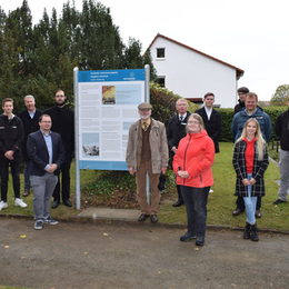 Weihten die Erinnerungstafel auf dem Alten Friedhof in Lebenstedt ein: Schülerinnen und Schüler der IGS Salzgitter mit dem betreuenden Lehrer Paul Anlauf (vierter von links), Stadtrat Jan Erik Bohling (Dritter von links), Rainer Bendick, Bildungsreferent vom Volksbund Deutsche Kriegsgräberfürsorge (vor der Tafel), Walter-Johannes Herrmann (Vorsitzender des Bezirksverbandes Braunschweig des Volksbundes Deutsche Kriegsgräberfürsorge (rechts neben dem Schild) sowie Hans Jürgen Gatzen, Leiter der Sekundarstufe II der IGS Salzgitter, (Zweiter von rechts).