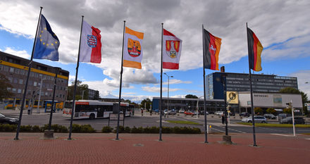 Beflaggung am Platz der Städtepartnerschaften