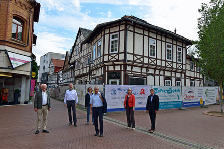 Von links: Rolf Stratmann (Wohn-Bau-Aufsichtsratsvorsitzender), Jens Bischoff (Wohnbau-Geschäftsführer), Heike Hammer-Geries (Eigentümerin), Oberbürgermeister Frank Klingebiel, Adrienne Stamm (Prokuristin Wohnbau), Carsten Weber (Eigentümer)