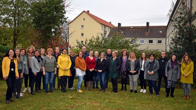 Dr. Roswitha Krum, Fachdienstleiterin Kinder, Jugend und Familie und Vertreter/innen der Familienzentren