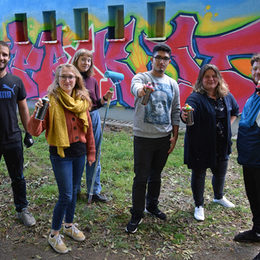 Das Graffiti wird wieder bunt dank (von links) Nico Thiermann, Carolin Bodenburg, Elisa Mazanec, Mohamad Khaled, Michaela Grabowski und Rasgar Salihi.