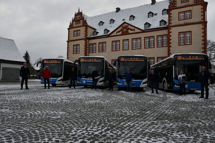 Von rechts: Dirk Reese (Betriebsleiter KVG), die Busfahrer Niklas Zeitl, Marko Gavrilovic, Marcel Minol, Richard Hirning und Safet Iseni,  Flentge, Thomas ( Verkauf Bus Key Account MAN) Klingebiel, Frank (Oberbürgermeister Stadt Salzgitter) Gierga, Axel (Geschäftsführer KVG-Braunschweig)