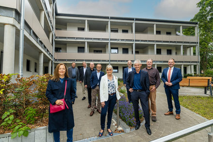 Bei der Abschlussbesichtigung waren mit dabei (von links): Janine Albrecht (Prokuristin und Leiterin Technik und Regiebetrieb, Wohnbau Salzgitter), Michael Letter (Aufsichtsrat), Jens Flügge (Stadt SZ), Wohnbau-Geschäftsführer Christian Heinrich, Peter-Michael Gens, Elke Streckfuß (beide Aufsichtsrat), Wohnbau-Geschäftsführer Jens Bischoff, Vorsitzender des Aufsichtsrates Frank Klingebiel, Uwe Sock und Christian Striese (beide Aufsichtsrat).